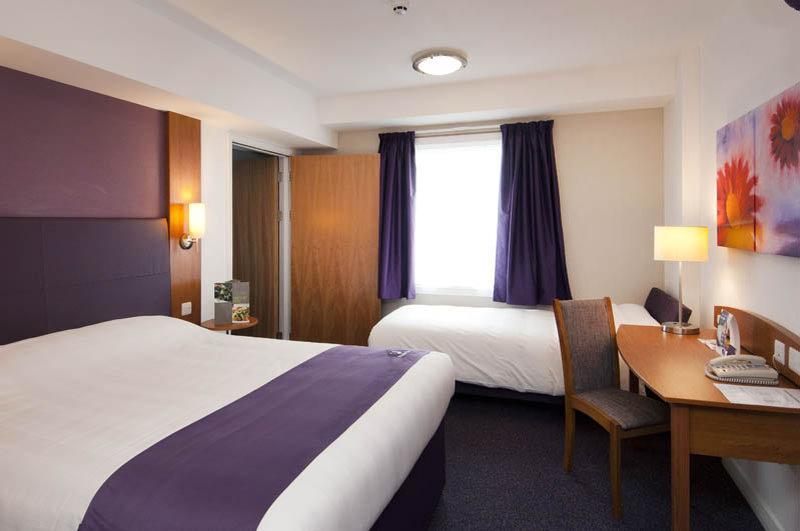 Premier Inn Falkirk - Larbert Екстериор снимка
